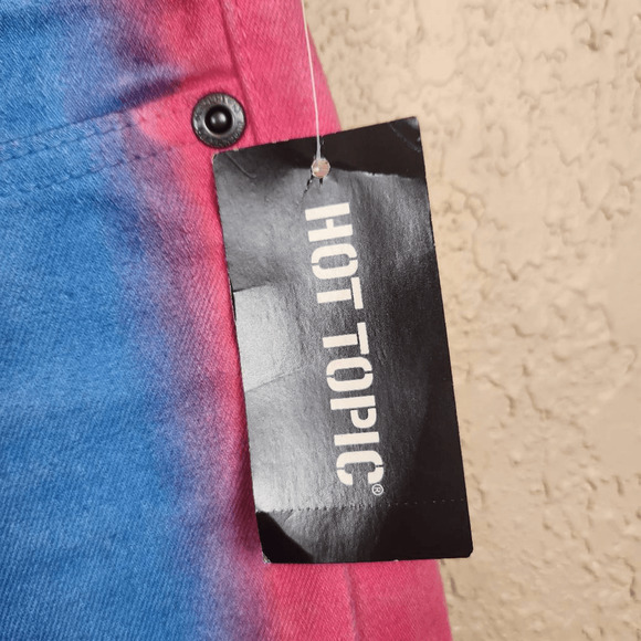 Hot Topic Black Heart Rainbow Spray Painted Low Rise Shorts Size 7 NWT (4436) - Picture 4 of 5